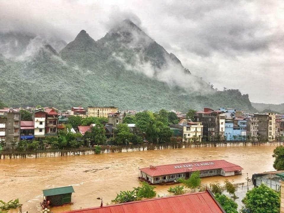 Sáng nay (21/7), nhiều người dân ở TP Hà Giang bàng hoàng khi thức giấc chứng kiến cảnh nhiều con đường bị ngập sâu trong nước. Những cơn mưa lớn vẫn tầm tã trút xuống khiến cho nước không rút mà còn tăng thêm.