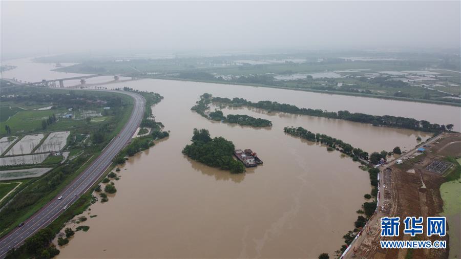 Nước dâng trên sông Phong Lạc, trấn Tam Hà (ảnh: Xinhua)