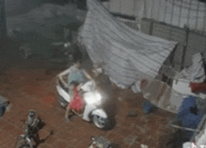 Video: Bé đu tay ga khiến bà mẹ lao xe vào tường ngã chổng vó - 1