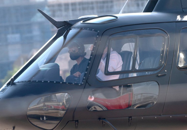 Hình ảnh Tom Cruise lái trực thăng đi ăn trưa thu hút sự chú ý của đông đảo cư dân mạng.