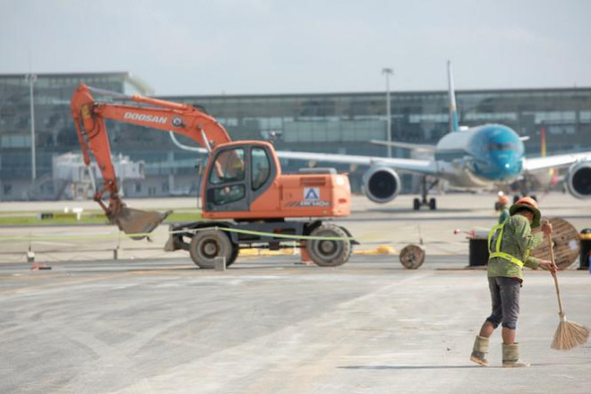 Những ngày này, sân bay Quốc tế Nội Bài đang đóng cửa đường băng 1A để sửa chữa. Không kể ngày đêm, hàng chục công nhân của dự án cải tạo đường băng làm việc để đảm bảo kịp tiến độ.