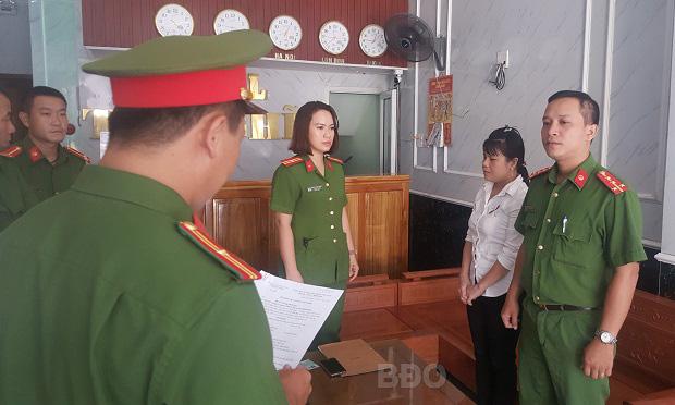 Cơ quan Cảnh sát điều tra thi hành lệnh bắt tạm giam Lê Thị Sen (áo trắng)