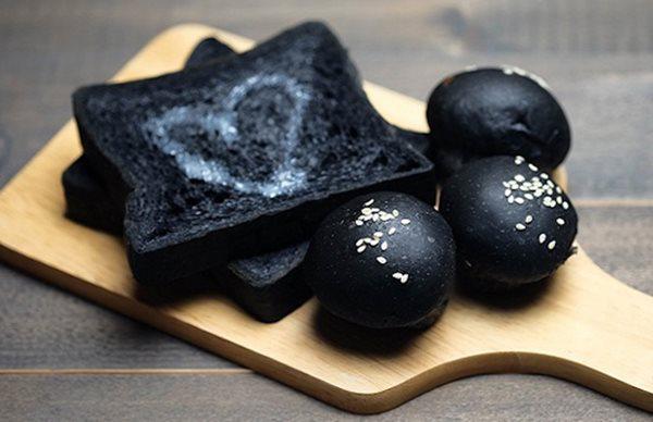 Bánh màu đen bây giờ mới là mốt sang chảnh của các tín đồ ẩm thực thế giới.