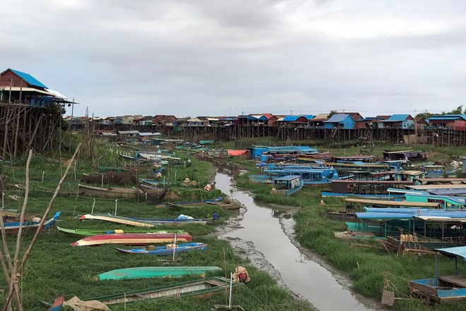 Thuyền bè&nbsp;nằm bên bờ&nbsp;phụ lưu sông chảy vào hồ Tonle Sap,&nbsp;Campuchia.