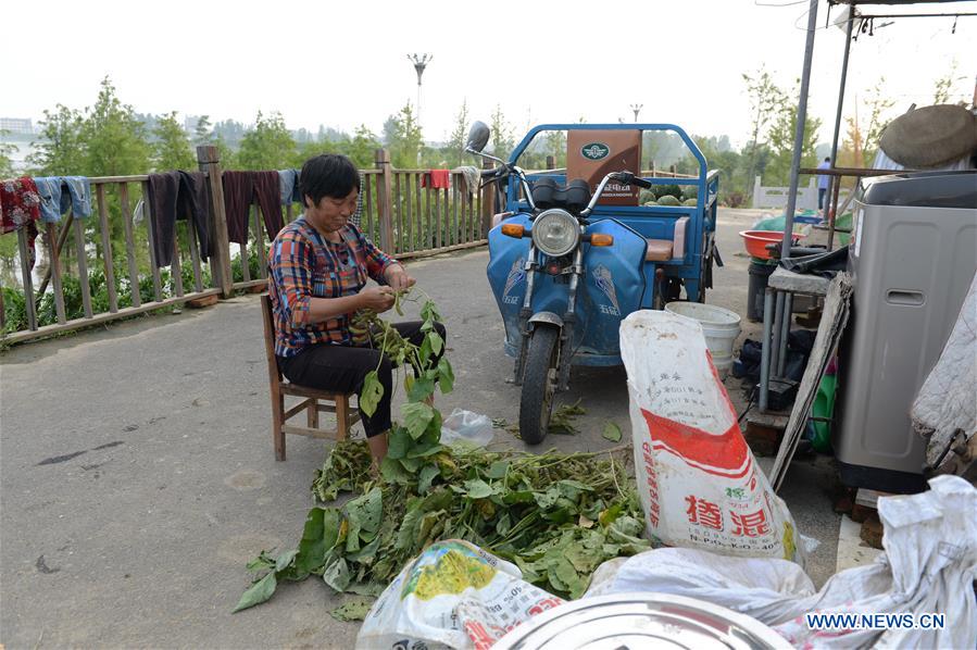 Dân làng lạc quan trước tình hình lũ lụt diễn biến phức tạp.