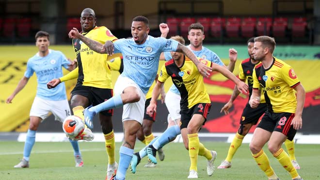 Man City (áo xanh) chơi lấn lướt trên sân Watford