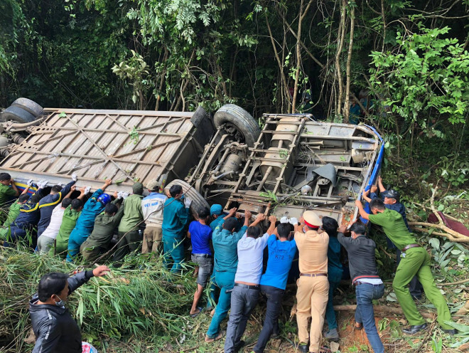 Xe khách lao xuống vực sâu khoảng 30 m