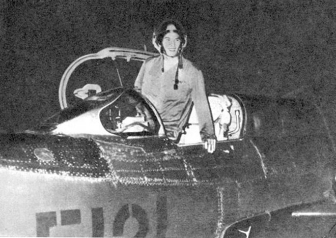 Phi công Phạm Tuân vào đêm 27/12/1972 trước khi cất cánh thực hiện nhiệm vụ. Ảnh: Huu May/Epizodyspace RU.