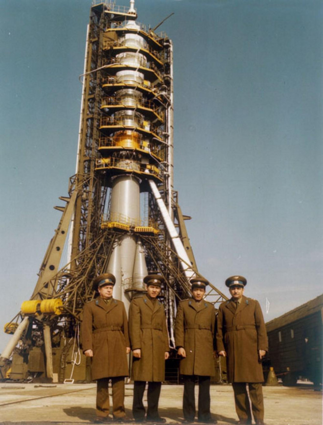 Từ trái sang là Viktor Gorbatko, Phạm Tuân và hai phi hành gia dự bị Bùi Thanh Liêm, Valery Bykovsky chụp ảnh bên cạnh Soyuz 37. Ảnh tư liệu.