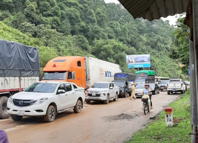 Tại một số điểm bị ngập sâu, không đảm bảo an toàn giao thông, đơn vị bố trí chốt chặn. Điển hình tại Km6 Quốc lộ 2,&nbsp; đây là điểm giao thông phức tạp, có lưu lượng phương tiện giao thông cao hướng đi Tuyên Quang, lại bị sạt lở khiến các phương tiện bị mắc kẹt không lưu thông được.