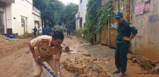 Bên cạnh đó, nhiều tuyến đường ra vào TP Hà Giang cũng được CSGT chủ động phối hợp với các đơn vị trên địa bàn và Công an các huyện, phường, xã chống ngập, kịp thời xử lý các sự cố trên đường, đảm bảo giao thông đi lại thông suốt an toàn.