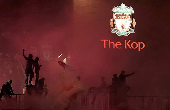 Không khí lễ hội đã xuất hiện ở Anfield từ trước khi trận đấu Liverpool - Chelsea bắt đầu, các fan đốt pháo sáng ngập trời trên đường phố