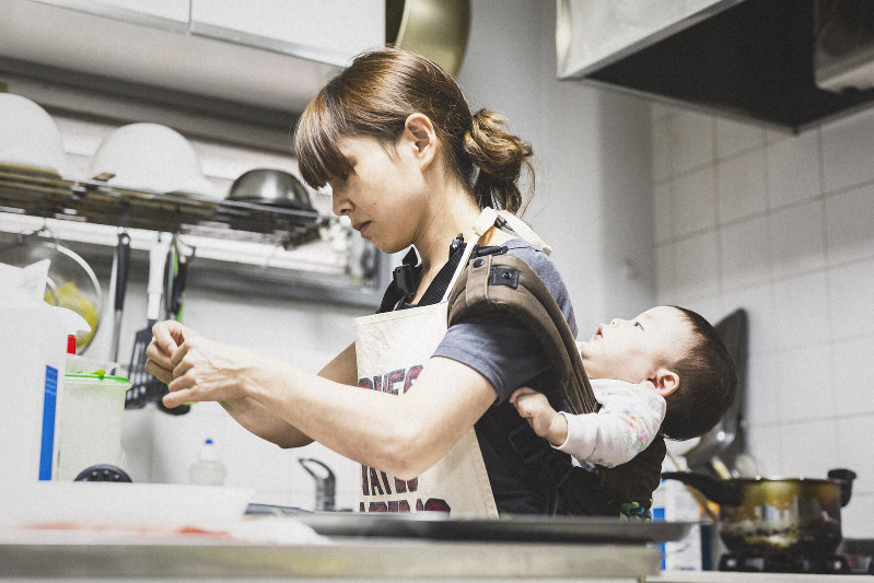Làm mẹ đơn thân ở Nhật không hề dễ dàng. (Ảnh: Mainichi)