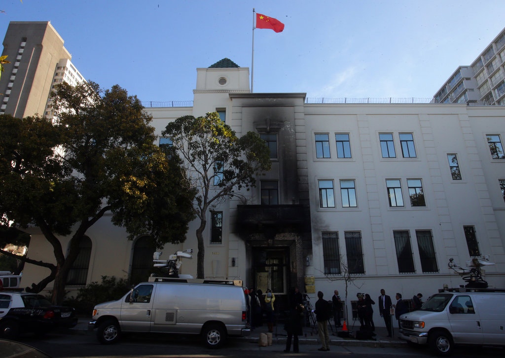 Lãnh sự quán Trung Quốc ở San Francisco từng bị phá hoại, tẩm xăng đốt cháy ở cửa chính vào năm 2014.