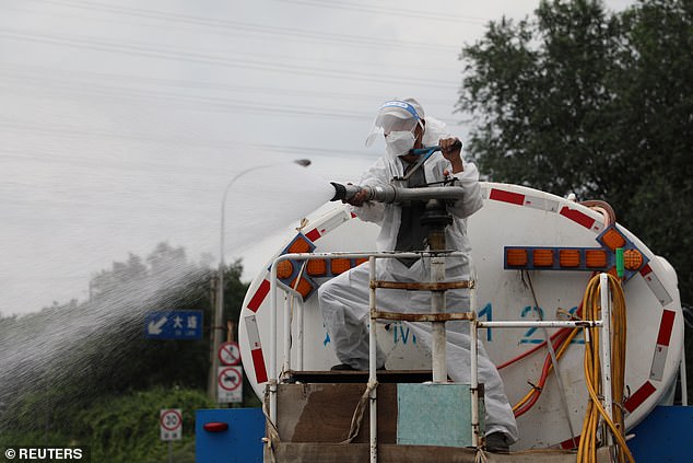 Phun thuốc khử trùng ở Đại Liên – nơi vừa phát hiện 3 ca nhiễm Covid-19 mới (ảnh: Reuters)