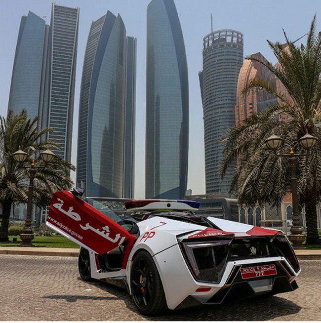 Từ những năm 1960, Abu Dhabi đã thực hiện chính sách xuất khẩu, biến nơi nghèo nhất trong các tiểu vương quốc ở UAE trở thành nơi giàu có bậc nhất.
