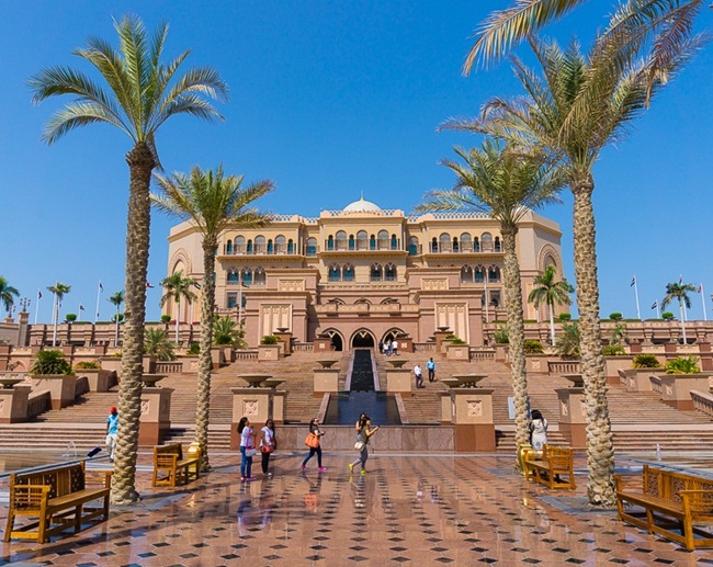 Khách sạn Emirates Palace có 2000m2 trần được dát vàng sang chảnh. Chi phí xây dựng khách sạn 3 tỷ USD.
