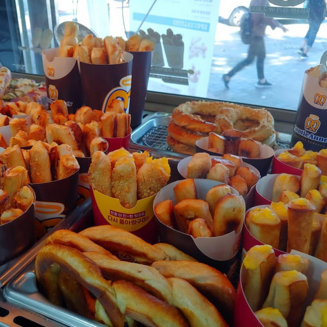 Hàng bánh Pretzel của hãng Auntie Anne’s (Ảnh:&nbsp;Instagram @auntieannes_ewha)