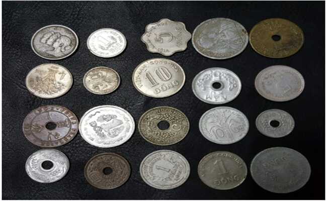 Sản xuất từ nhôm, đồng, hoặc hợp kim, tiền xu từng là phương tiện thanh toán phổ biến tại Việt Nam những năm giữa thế kỷ 20 trước khi biến mất trong giao dịch ngày nay.
