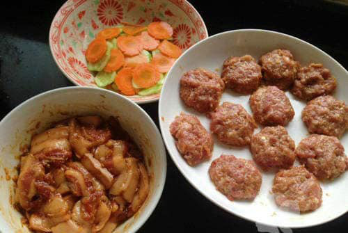 Ướp thịt miếng, thịt viên với sữa đặc nhớ lưu ý các gia vị khác cho vừa miệng