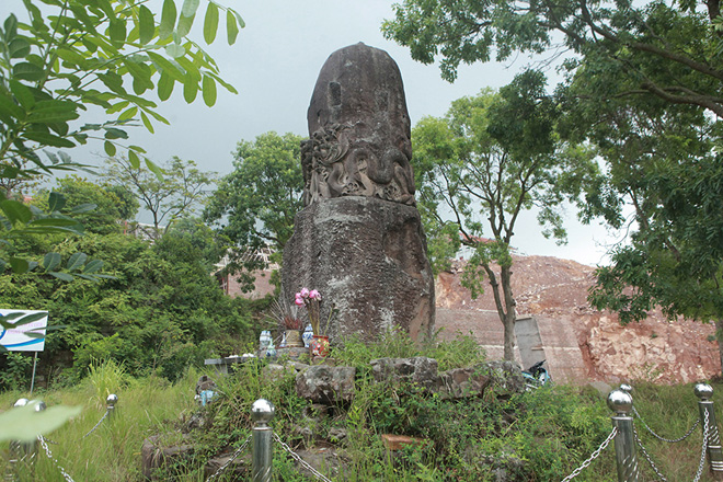 Ban đầu, chùa có 12 tòa nhà, sau đó được tôn tạo lại với quy mô rất lớn lên tới hơn 100 gian. Qua nhiều biến cố thời gian, kiến trúc cổ xưa của chùa Dạm đã không còn nguyên vẹn,&nbsp;nhưng những vết tích còn lại vẫn đủ để gợi nhắc về vẻ đẹp hoành tráng của ngôi đại tự cổ. Trong đó, nguyên vẹn nhất phải kể đến cây cột đá ngàn năm sừng sững nằm ở ngoài khuôn viên chùa.