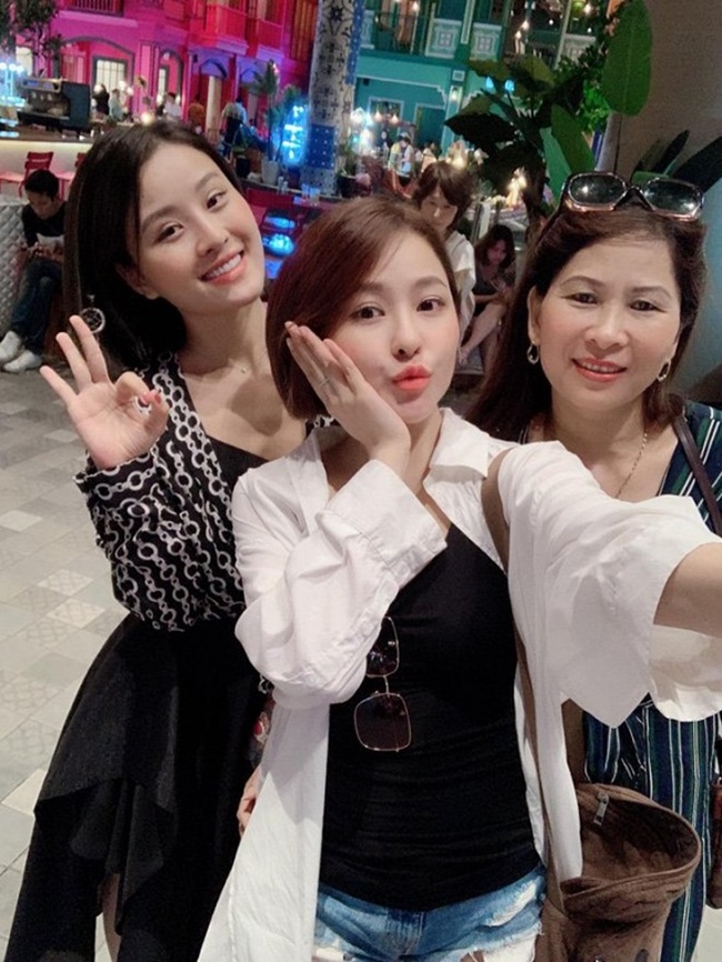 Cách đây 1 năm, Trâm Anh cũng từng gây bão mạng khi chia sẻ ảnh selfie bên mẹ và chị gái. Dù trang điểm và ăn mặc hết sức nhẹ nhàng nhưng chị gái Trâm Anh vẫn rất xinh đẹp. Khi vướng ồn ào lộ clip nóng vào tháng 4.2019, hot girl đã xin lỗi mẹ và chị gái khi đã làm những người cô thương yêu nhất phải buồn.
