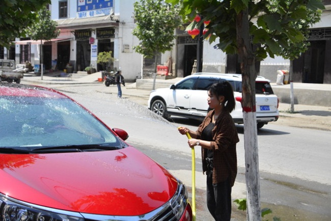 Cô bày tỏ, bản thân không ngờ nhận được phần thưởng, mặc dù đó chỉ là xe hơi trị giá hơn 100.000 tệ nhưng đối với cô đó là phần thưởng lớn nhất từng được nhận.
