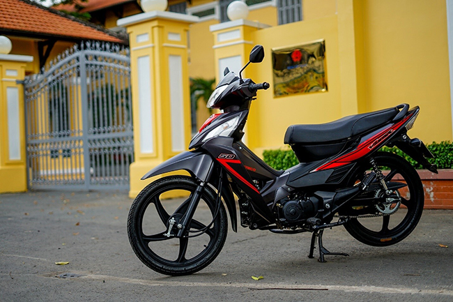 Kymco Visar 50 có ngoại hình đẹp mắt, ấn tượng như những mẫu xe số 100-125cc với thiết kế thanh thoát, mạnh mẽ với những góc cạnh kết hợp với những đường cong mềm mại của hốc gió, góp phần tạo nên một tổng thể hài hoà, thể thao và năng động Kymco Visar 50 trang bị khối động cơ 4 thì, làm mát bằng không khí, dung tích xy-lanh 49,0cc, có công suất cực đại 1,8 mã lực tại vòng tua máy 7.500 vòng/phút, momen xoắn cực đại 2,8Nm tại 5.500 vòng/phút. Giá từ 15.490.000 đồng
