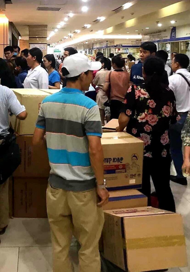 Dòng người xếp hàng mua trữ khẩu trang tại chợ thuốc Hapulico Hà Nội vào chiều nay (24/7).