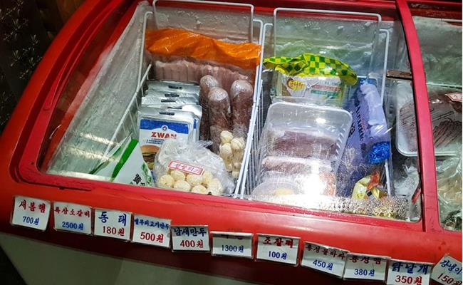 Sườn bò đặc biệt có giá 2.500 won (64 nghìn đồng), cá đông lạnh Dongtae 180 won (4,6 nghìn đồng), bánh bao nhân thịt 500 won (12 nghìn đồng), bánh bao nhân rau 400 won (10nghìn đồng). Ngoài ra còn có nhiều sản phẩm khác.
