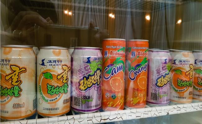 Bên cạnh những mặt hàng được sản xuất trong nước thì Triều Tiên còn có cả loại ngoại nhập, chẳng hạn như nước Fanta, Sprite, bia Heineken, nước uống Nhật Bản, nước cam của Việt Nam...
