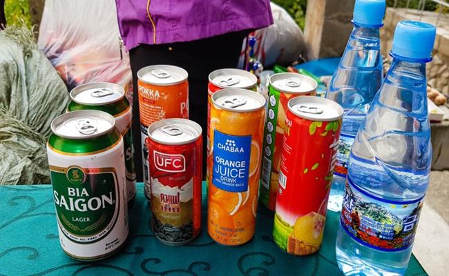 Bia Sài Gòn được bày bán trên đường lên núi Kumgang cho du khách.
