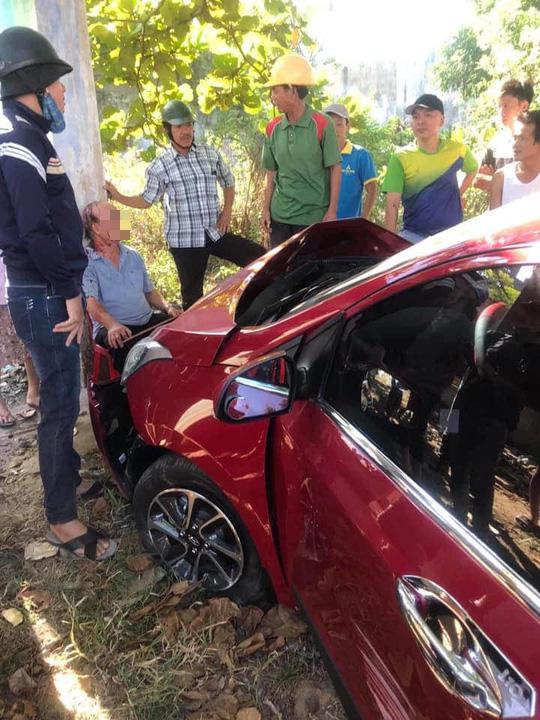 Ông Trần Tri và một cụ bà trên xe bị thương nặng Ảnh: Facebook