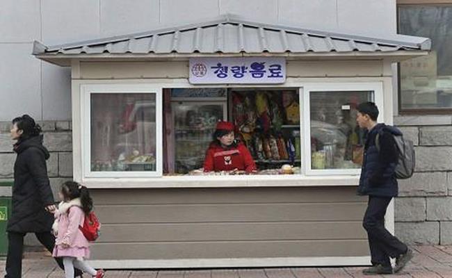 Các cửa hàng phổ biến ở Triều Tiên có diện tích khoảng 20m2. Những chiếc tủ kính được đặt cạnh nhau với các sản phẩm đa dạng từ thịt cá, bánh mì đến bóp ví và cả nữ trang.
