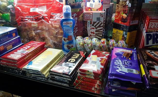 Nhiều mặt hàng bánh kẹo, chocolate thương hiệu Nhật Bản cũng xuất hiện tại đây.
