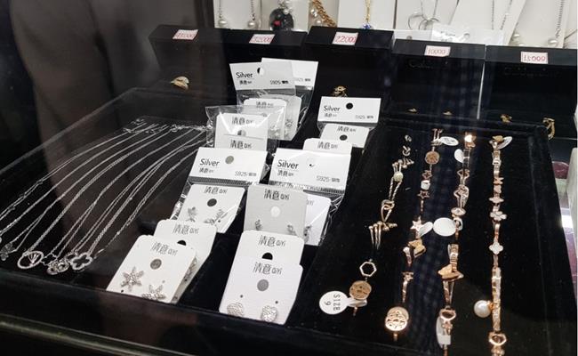 Những trang sức bằng bạc như nhẫn, bông tai, dây chuyền có giá dao động từ 10.000 đến 45.000 won (khoảng 250.000 đến 1,15 triệu đồng).
