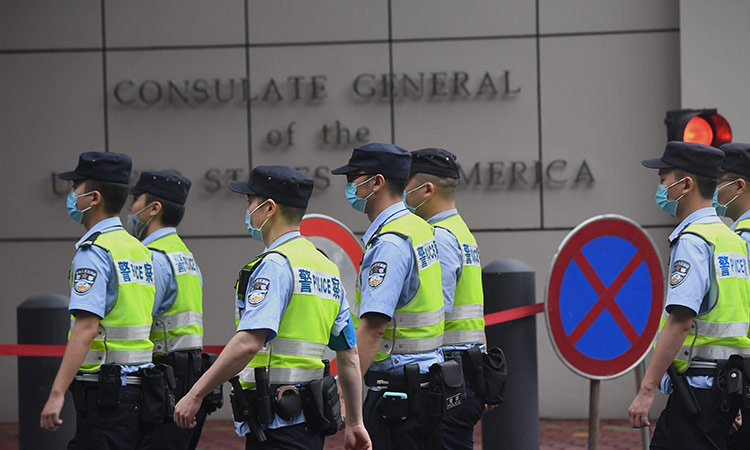 Lực lượng an ninh Trung Quốc tuần tra bên ngoài lãnh sự quán Mỹ ở Thành Đô.