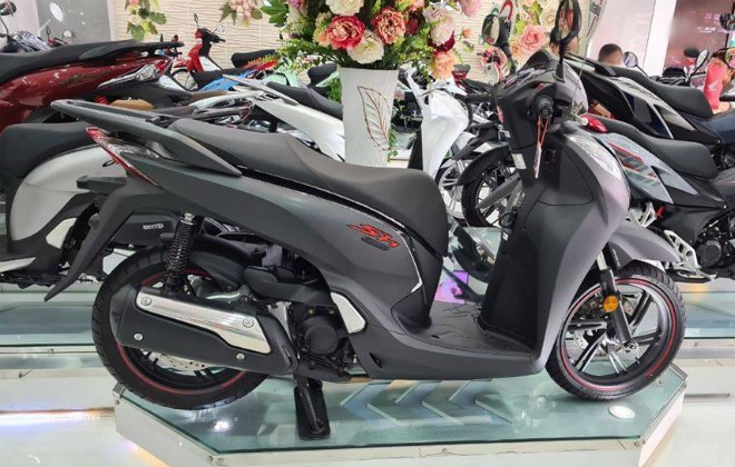 2020 Honda SH đen mờ.