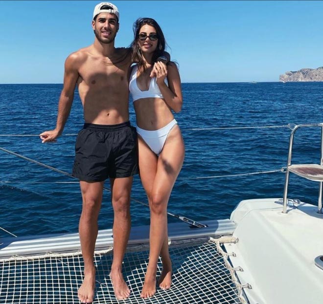 Tiền vệ Marco Asensio (Real Madrid) cùng bạn gái quyến rũ&nbsp;Sandra Garal - một nhân viên quan hệ công chúng