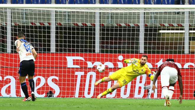 Malinovskiy không thắng được Donnarumma khi thực hiện quả phạt đền cho đội khách