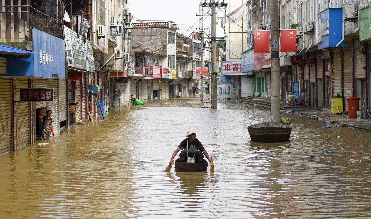 Di chuyển bằng thuyền trên phố ở Lư Giang, An Huy (ảnh: Xinhua)