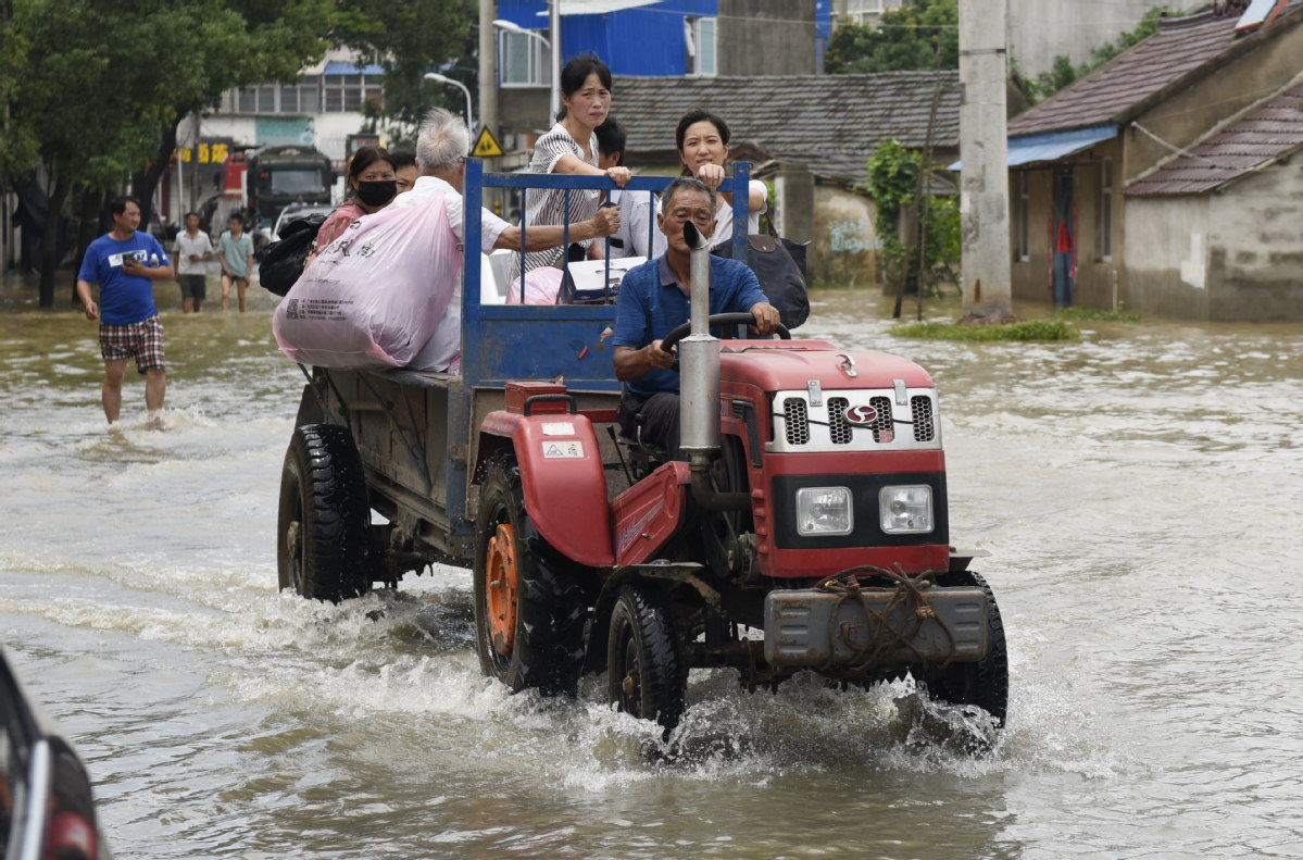 Dùng xe công nông chở người đi sơ tán ở Lư Giang, An Huy (ảnh: Xinhua)
