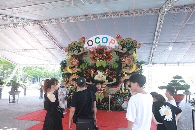 Một tác phẩm tạo hình bằng hàng chục loại hoa quả, thu hút rất đông người dân thủ đô quan tâm trong một hội chợ vừa diễn ra ở Hà Nội.
