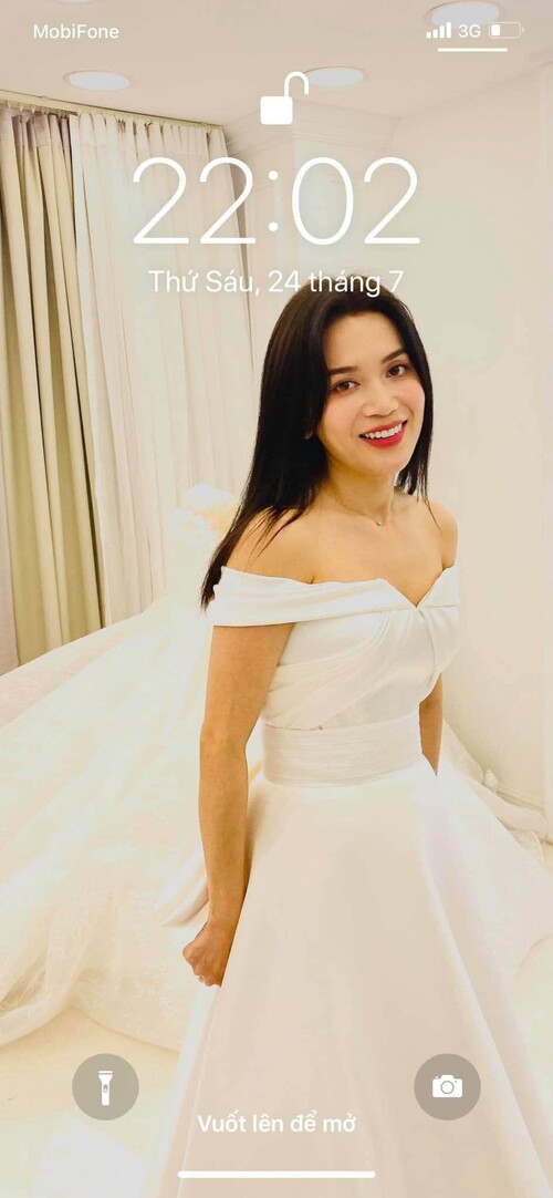 Huỳnh Phương gây chú ý khi đăng tải hình ảnh chụp màn hình điện thoại là khoảnh khắc mặc váy cưới của Sĩ Thanh.