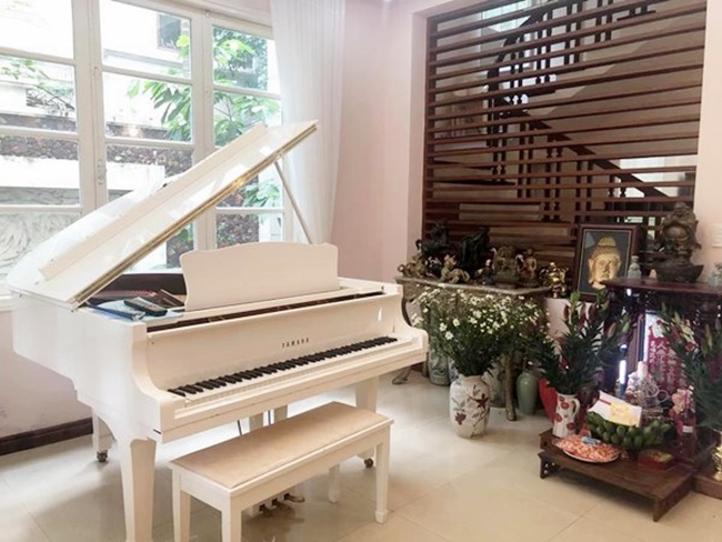 Phòng khách được trang trí nội thất sang trọng, đắt đỏ với điểm nhấn là đàn piano màu trắng. Đây là nơi học chơi đàn của hai con riêng nữ doanh nhân.&nbsp;
