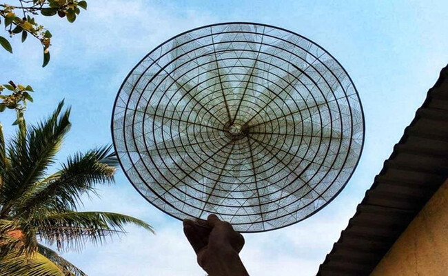 Hiện, cùng với ông Võ Ngọc Hùng còn có 8 người thợ thực hiện các công đoạn để sản xuất nón lá trong suốt cung cấp ra thị trường.
