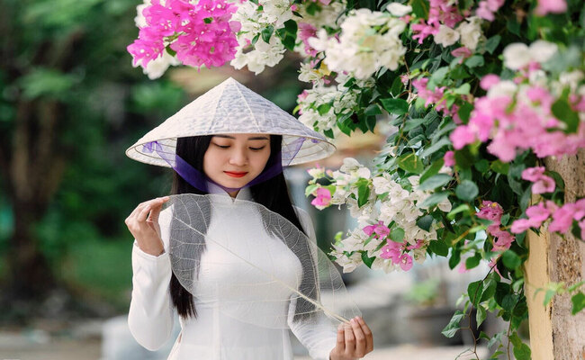 Trong thời gian tới, những chiếc nón lá bàng sẽ được ông Hùng cố gắng đưa sang thị trường trong nước và quốc tế. Ông mong muốn rằng, nghề làm nón lá bàng này sẽ một phần tạo nên sự đặc trưng của làng nghề Cố Đô, tạo công ăn việc làm cho những trẻ em khó khăn, mồ côi.
