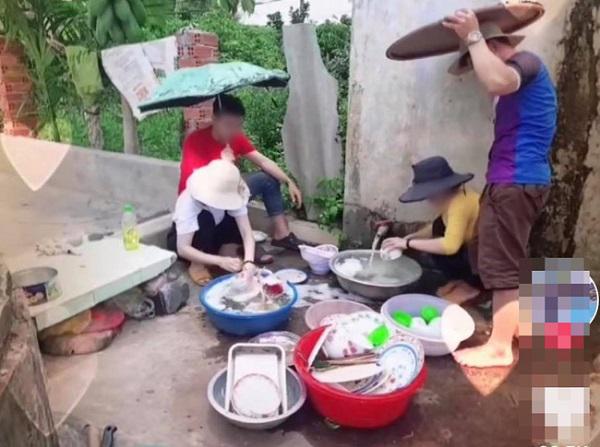 Thấy bạn gái rửa &#34;núi&#34; bát ngày ra mắt, hai thanh niên có hành động tưởng ga lăng ai ngờ bị &#34;mắng sấp mặt&#34; - 2