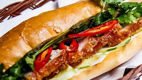 Nếu chọn bánh mì cho bữa chính, nên ăn kèm đấy đủ cả rau và thịt để đảm bảo dinh dưỡng. Ảnh minh họa