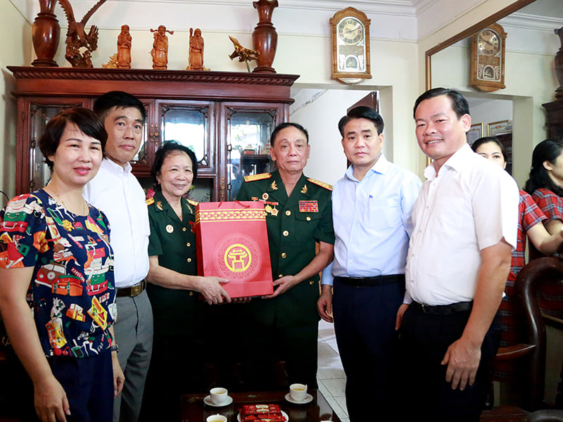 Chủ tich UBND TP.Hà Nội Nguyễn Đức Chung thăm hỏi, tặng quà những gia đình chính sách nhân ngày 27/7.